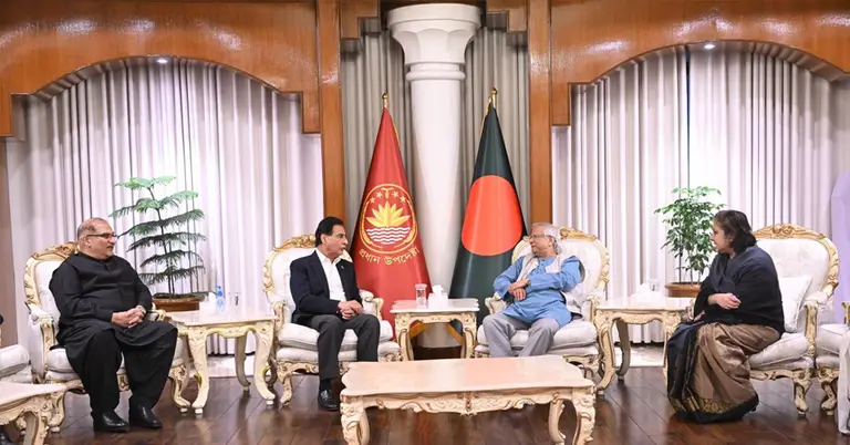 ঢাকা সফররত দক্ষিণ এশিয়ার বিশিষ্ট ব্যক্তিদের সঙ্গে প্রধান উপদেষ্টা